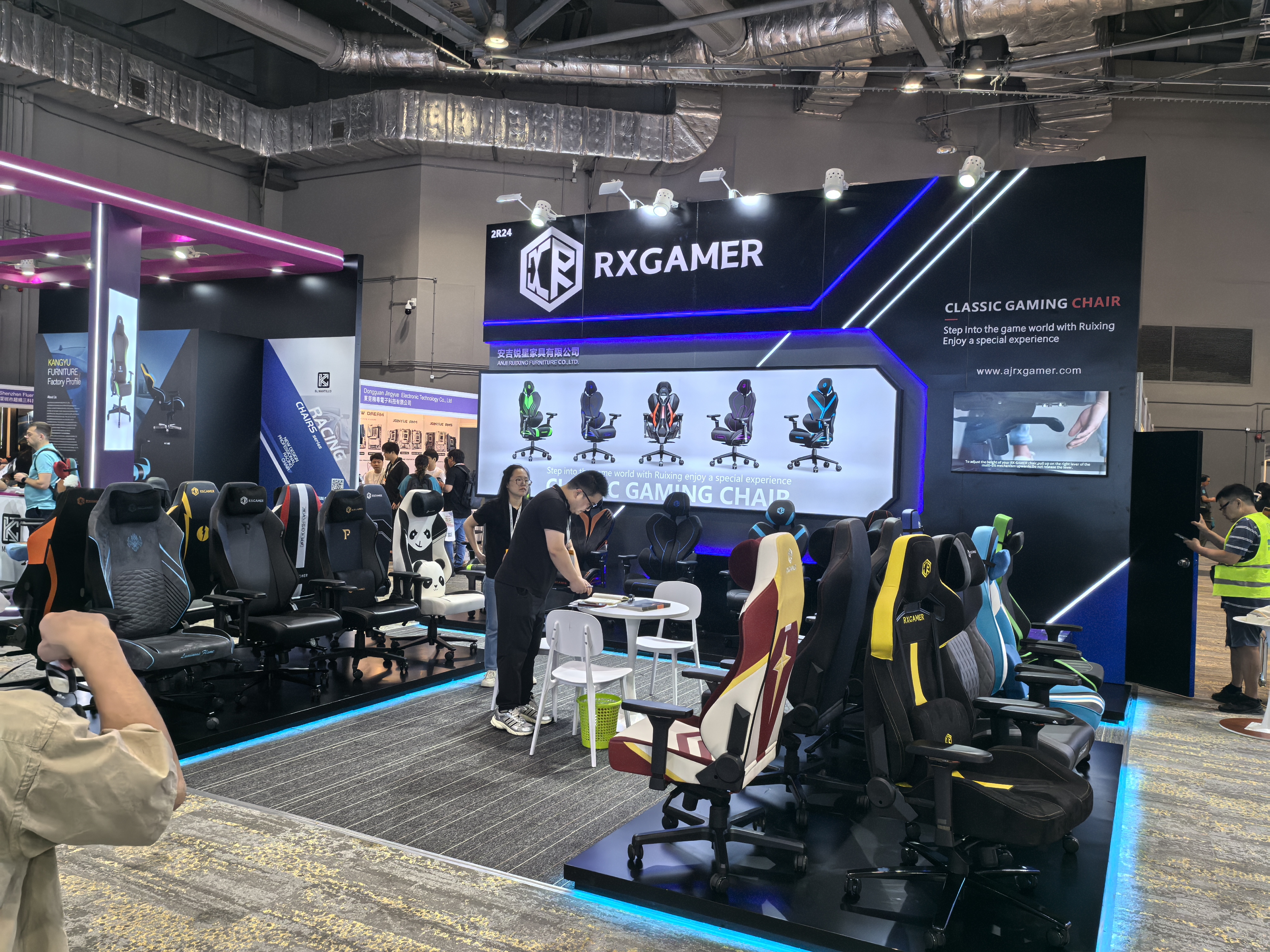 Az Anji Ruixing bútorok nagy sikerrel ragyognak a hongkongi elektronikai vásáron (őszi)